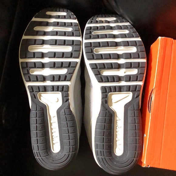 SOLD Nike Air Max Fury women’s size 10 LIKE NEW - Picture 5 of 8